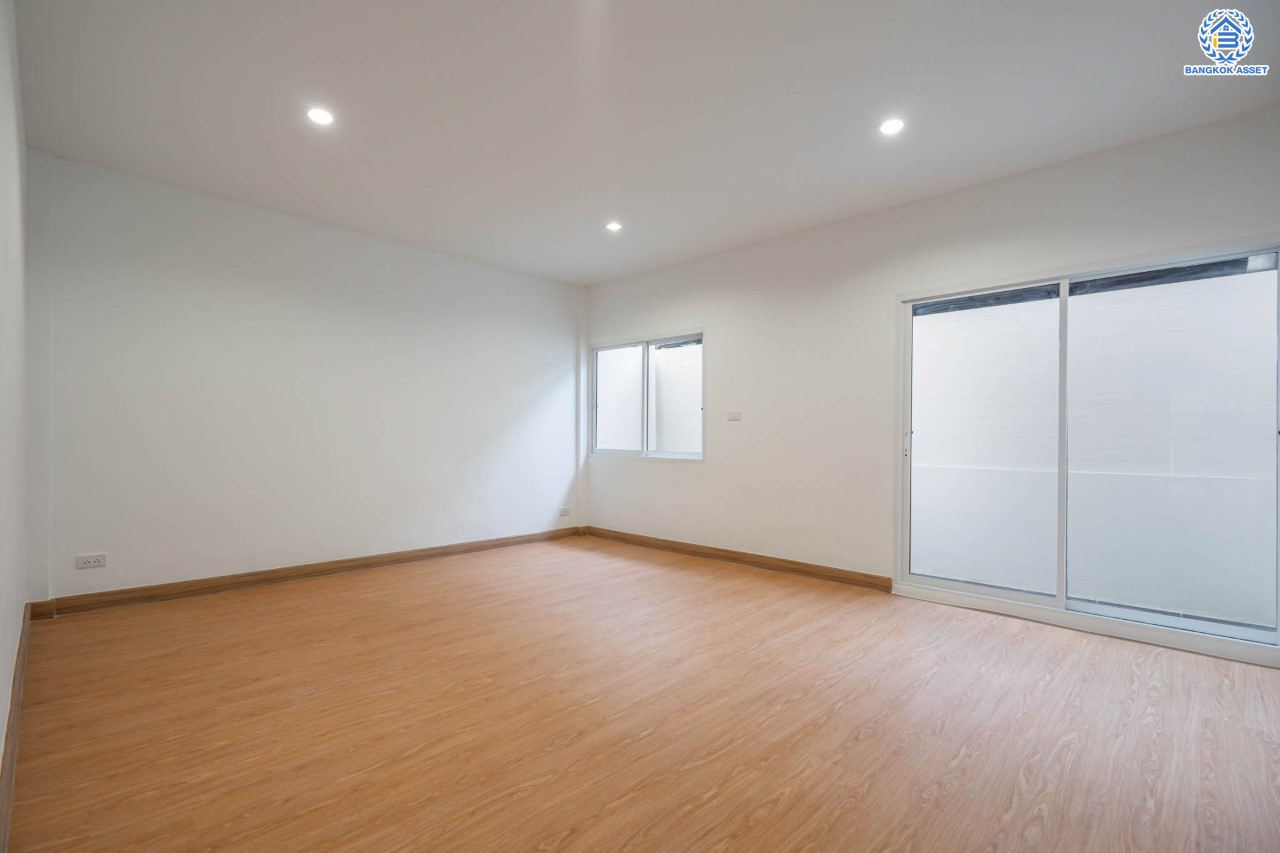 บ้านมือสองตกแต่งใหม่ ม.บัณฑิตโฮม ดอนเมือง เนื้อที่ 22.5 ตร.ว. ฟังก์ชัน 3 ห้องนอน 2 ห้องน้ำ จอดรถได้ 1 คัน บนทำเลศักยภาพ หน้าโครงการติดถนนวิภาวดี ใกล้สนามบินดอนเมือง ฟิวเจอร์พาร์ครังสิต, ม.รังสิต จุดขึ้นทางด่วน "โทลเวย์" และรถไฟฟ้าสายสีแดง "สถานีหลักหก"